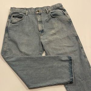 Wrangler light wash, 100% cotton, straight leg denim jeans. Men’s size 40